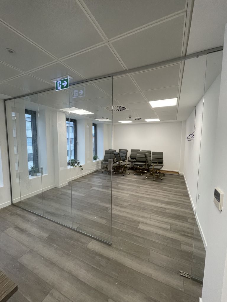 Bespoke-Glass-Partitions-Enclosures-and-Screens_07