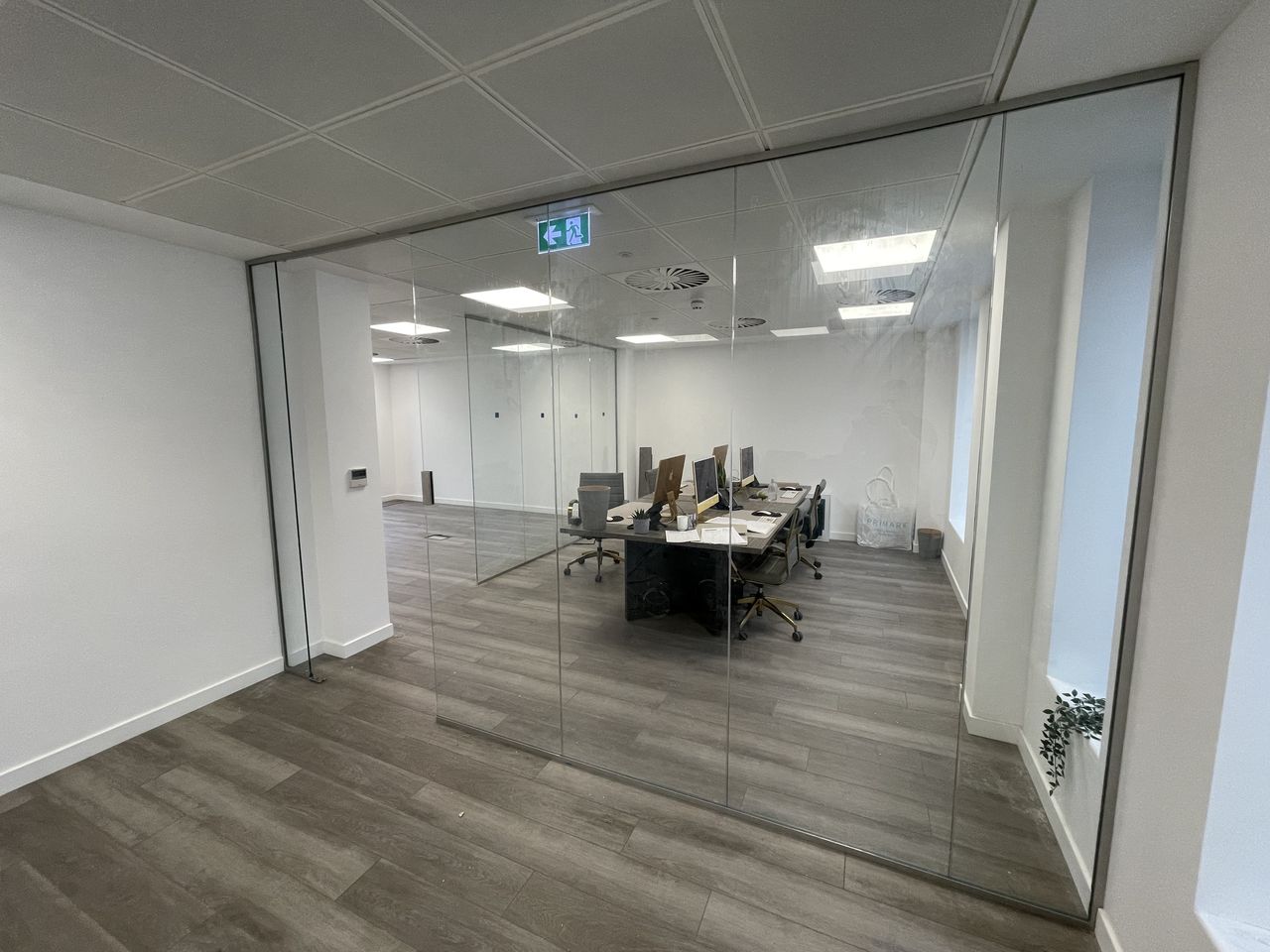 Bespoke-Glass-Partitions-Enclosures-and-Screens_08