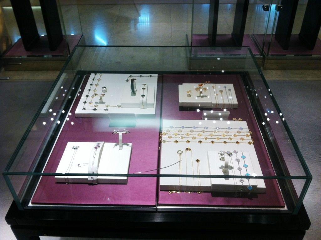 Glass-Display-Cases_05